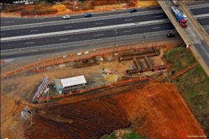 Execução de infraestrutura, com a armação e montagem de formas para construção do Viaduto V-01 do trecho 1 da obra
