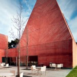 Museu Paula Rego, em Portugal: formato de pirâmide mostra concreto colorido vinculado à obras arrojadas