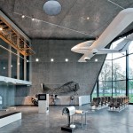 Museu da aviação na Polônia: concreto colorido contrasta e realça as aeronaves antigas