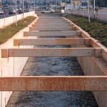 Paredes-diafragma pré-fabricadas são usadas também para canalizar rios e córregos que cortam trechos urbanos.