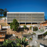 Fachada da escola-modelo: desníveis do terreno foram incorporadas pela construção.