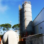Fábrica da AVS recebeu novos silos para armazenar cimento Portland e viabilizar a produção dos blocos