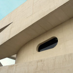 Para que o concreto branco não ficasse manchado foram usadas formas com fórmica e fixação sem parafusos ou tarugos