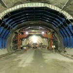 Fôrmas metálicas móveis em formato de arco permitem moldar o concreto nas paredes do túnel