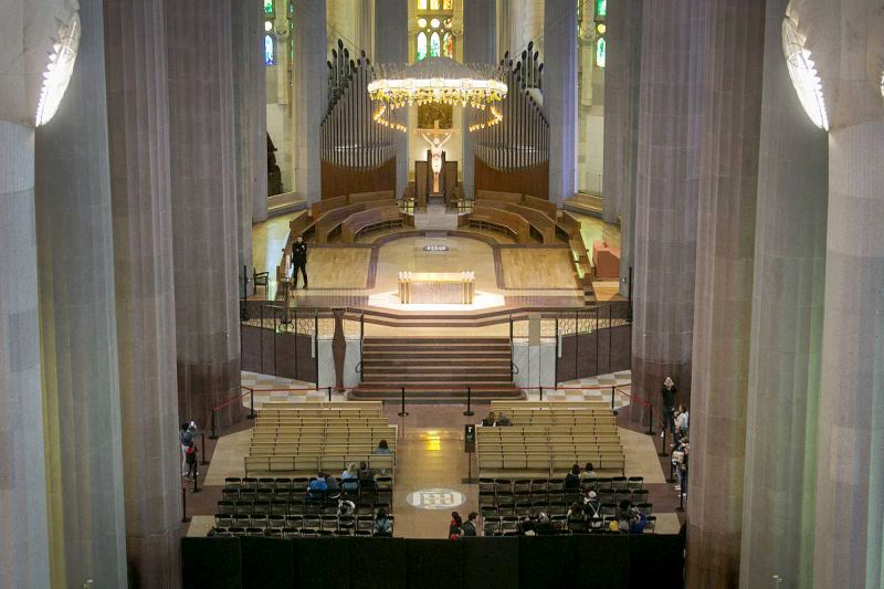 Interior da basílica projetada por Antoni Gaudí: um dos cinco pontos turísticos mais visitados no mundo