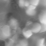 Foto das microestruturas fosforescentes do cimento branco que emite luz