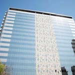 Edifício Win Work Corporate Center: painéis arquitetônicos pré-fabricados conversam com fachada envidraçada