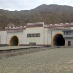 Portal de entrada do novo túnel Guanjiao, na China: encravado na cordilheira do Tibete