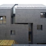 Casa construída na China: grande fenda atravessa estrutura aparente de concreto armado