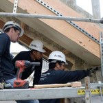 Estudantes de engenharia da Universidade Estadual da Califórnia se revezam nas obras de restauração