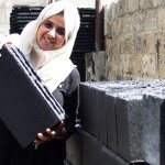 Majd Mashharawi mostra bloco de concreto produzido com escombros de prédios na Palestina