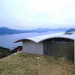 Casa pensada para resistir a tsunamis tem telhado ondulado de concreto