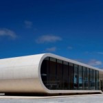 Rodoviária de Rio Maior, em Portugal: concreto branco e vidro predominam no prédio funcional