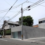 Terrenos estreitos ou em desnível também estimulam projetos de casas de concreto de Kazunori Fujimoto
