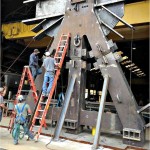 Operários trabalham na montagem de uma das estruturas de aço que suportam a plataforma