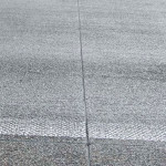 Agregados miúdos e uniformes na superfície do pavimento substituem o grooving
