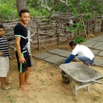 Famílias são estimuladas a aprender a montar as placas cimentícias