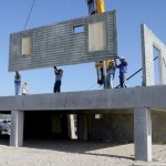 Todas as estruturas da casa são erguidas sobre um radier de concreto suspenso por pilares