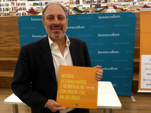 Eder Santin, com o livro que retrata a evolução da construção civil na cidade de São Paulo