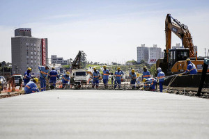 Trecho da Linha Verde norte, em Curitiba: quando pronta, avenida terá 18 quilômetros de pavimento em concreto