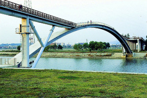 Arco da passarela Seonyu, em Seul - Coreia do Sul: um das poucas obras públicas que usam CUAD