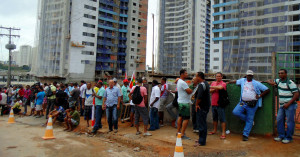 Fila de trabalhadores da construção civil em frente a canteiro de obras, na Bahia: retrato do setor
