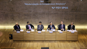 Mesa de debates do seminário promovido pela FGV para repercutir o relatório do Banco Mundial e debater a infraestrutura brasileira