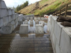 Peças maciças de concreto também foram utilizadas na canalização de um rio, entre a Escócia e a Inglaterra