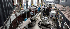 Robô em atuação na MX3D: máquinas poderão imprimir elementos pré-fabricados e montá-los no local da obra