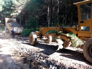 Uso de resíduos da construção em rodovias rurais permite que empresas da construção e prefeituras atuem em conjunto