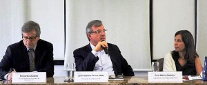 Economistas Eduardo Zaidan e Ana Maria Castelo, entre o presidente do SindusCon-SP, José Romeu Ferraz Neto: construção começa a sair do negativo em 2018