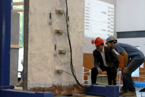 Revestimento é pulverizado sobre uma parede de vedação convencional e transmite alta resistência aos blocos de concreto. Crédito: IS-IMPACTS/UCB
