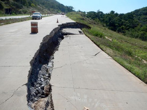 Falta de estudo geológico na serra dos Nobres, no Mato Grosso, causou rachaduras no pavimento de concreto . Crédito: Aprosoja-MT 