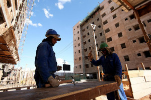 Criado em 2009, Minha Casa Minha Vida espera contratar 670 mil unidades em 2018
. Crédito: Agência Senado