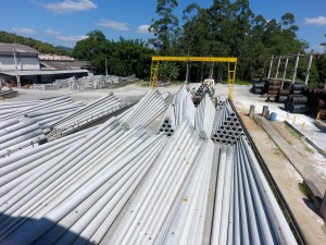Postes autoaterrados pré-fabricados: maior segurança ao consumidor de energia e menos vandalismo nas redes de energia.
Crédito: Postes Indaial