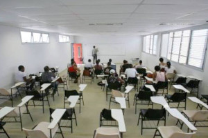 Sala de aula com mais da metade dos assentos vazios: realidade nas universidades brasileiras. Crédito: UFRB