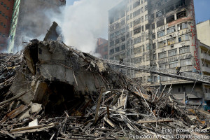 Escombros do edifício Wilton Paes de Almeida, após incêndio de 1º de maio de 2018: falta de manutenção tornou estruturas de concreto armado vulneráveis ao fogo. Crédito: Rovena Rosa/Agência Brasil