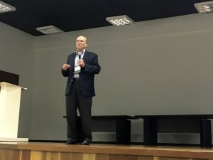 Engenheiro-doutor Selmo Chapira Kuperman: etringita tardia com reação álcali-agregado é uma combinação perigosa para o concreto. Crédito: Cia. de Cimento Itambé