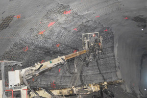 Concreto projetado sobre telas de aço, em túnel em construção: obra é a que mais utiliza essa tecnologia construtiva. Crédito: Divulgação