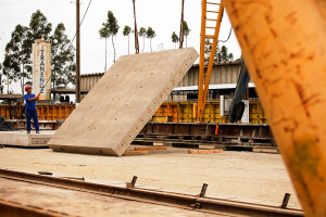 Materiais usados no pavimento de concreto da pista de testes devem assegurar 30 anos de durabilidade. Crédito: Daimler-Benz