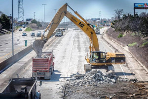Concreto da rodovia interestadual I-696 é retirado e levado para uma recicladora, a fim de virar agregado para o pavimento novo. Crédito: MDOT