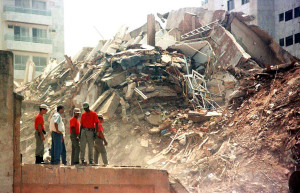 Escombros do Palace II: vinte anos depois, mito do uso de areia de praia ainda alimenta teses sobre o desabamento do edifício. Crédito: Arquivo Público