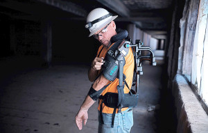 Primeiro exoesqueleto mecânico desenvolvido pela Ekso Bionics facilita o trabalho braçal no canteiro de obras
. Crédito: Ekso Bionics