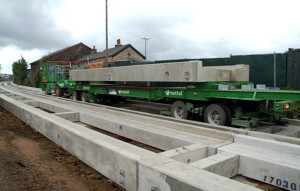 Cada peça de trilho em concreto pré-fabricado tem resistência de 80 MPa. Crédito: Cambridgeshire County Council