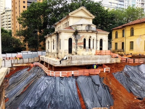 Capela Santa Luzia: tratado como porcelana, patrimônio recebeu uma laje de concreto de alta resistência para suportar as escavações. Crédito: Cidade Matarazzo / Instagram