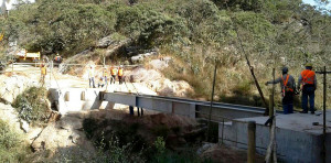 Pontes e estradas que levam à nova Bento Rodrigues estão em construção na região de Mariana-MG. Crédito: Fundação Renova