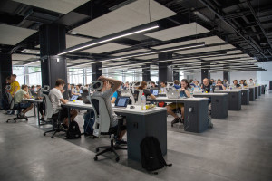 Nuvens acústicas e pisos vinílicos estão entre as recomendações para se obter desempenho acústico em lajes corporativas Crédito: Divulgação