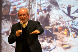 Paulo Helene no simpósio da UFPR: a atividade profissional é regida por normas técnicas de projeto, de materiais, de controle e de manutenção. Sempre que ver uma obra fora da norma, o engenheiro precisa intervir Crédito: SPPC/UFPR