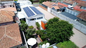 Sede da Petinelli Engenharia, em Curitiba: 90 m² de painéis fotovoltaicos geram 223 MWh e fazem edificação ser autossuficiente em energia Crédito: Lex Kozlik