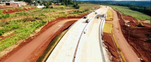 Trecho duplicado da BR-163, na rota do agronegócio: só o pavimento de concreto suporta tráfego pesado de 5 mil caminhões por dia Crédito: DNIT